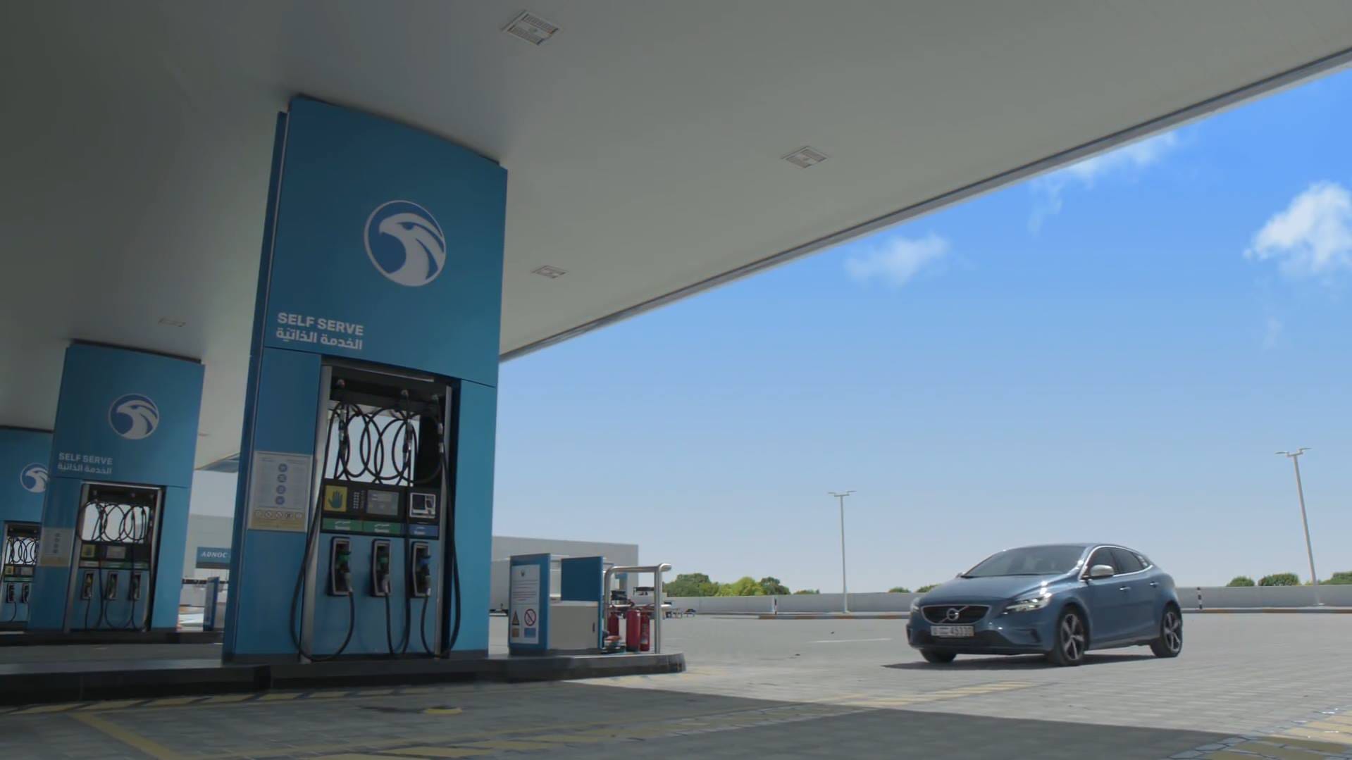 В Арабских Эмиратах клиентам предлагают выбрать как заправлять автомобиль