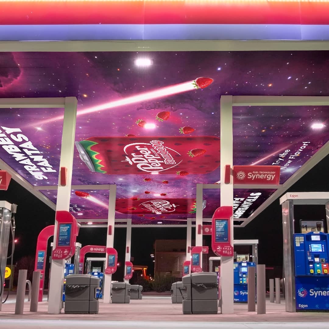 Масштабная космическая сцена на навесе АЗС