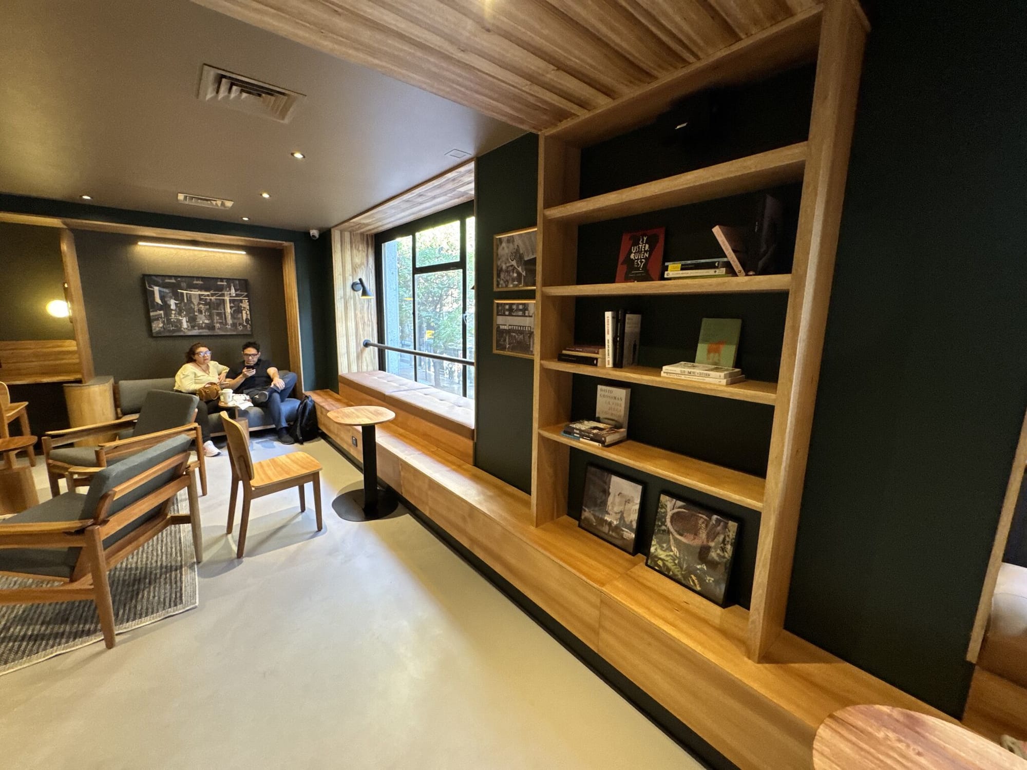 Полный спектр зон посадки в кофейне Starbucks в Чили