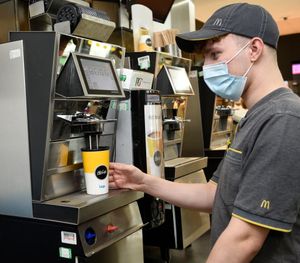 McDonald's переходит на многоразовые стаканы Loop
