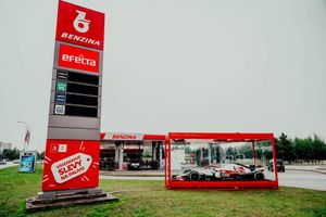 От автодрома до АЗС: Benzina представляет на своих станциях болид «Формулы-1»