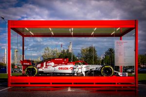 Гоночный болид Alfa Romeo Racing ORLEN на финише турне по польским городам