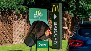 McDonald's превращает мусорные урны в баскетбольные кольца