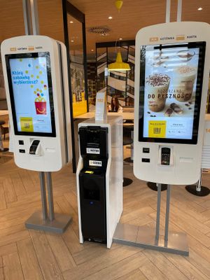 Оплата наличными в цифровых киосках McDonald's