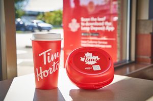 Tim Hortons использует многоразовую упаковку для напитков и продуктов