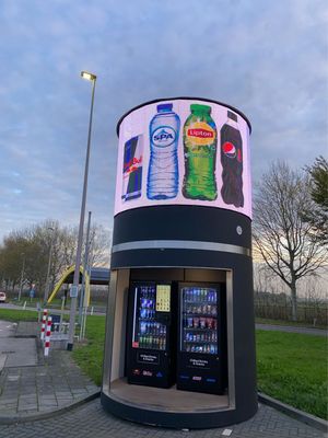 Торговый автомат с панорамным экраном привлекает внимание на автоматических АЗС