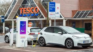 В супермаркетах Великобритании установили 1000 новых точек зарядки электромобилей за два года