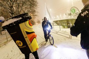 Светоотражатели и кофе: Narvesen выступает за безопасность велосипедистов в Латвии