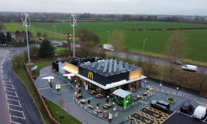 В Великобритании открыли McDonald's с ветряными турбинами, овечьей шерстью и переработанными шинама