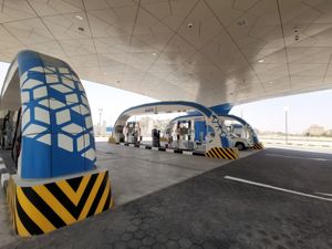 KNPC открывает автозаправочные станции с навесами необычной формы