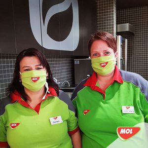 Защитные маски сотрудников MOL в Чехии
