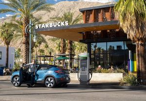 Starbucks хочет стать заправкой будущего для электромобилей