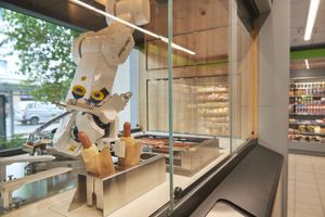 Фирменный хот-дог в Żabka Nano готовит… робот