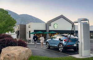 Starbucks начинает развертывание зарядных станций для электромобилей в США