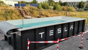 Возьмите плавки и бикини: Зарядная станция для электромобилей с бассейном Tesla