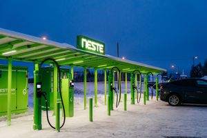 Первая общественная зарядная станция Neste для электромобилей в Финляндии