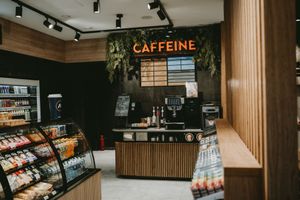 Магазин Narvesen и кофейня Caffeine под одной крышей АЗС