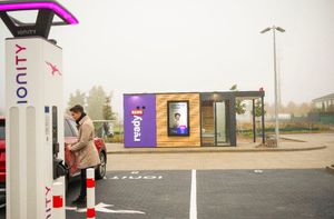 Автоматизированный магазин Rewe Ready на зарядной станции для электромобилей