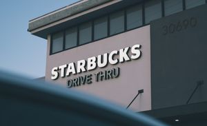 Starbucks хочет сэкономить 3 миллиарда долларов за счет повышения эффективности в течение следующих трех лет