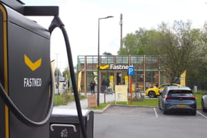 Fastned открывает первый магазин на станции быстрой зарядки электромобилей