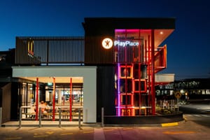 Архитектурный маяк превратил фасад McDonald’s в инструмент бренда