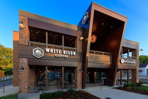 Кофейня и магазин открыли совместную торговую точку