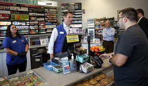 Американский конгрессмен за кассой на автозаправочной станции