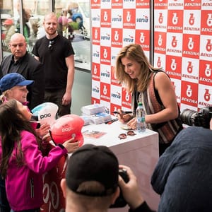 За автографом олимпийской чемпионки на автозаправочную станцию