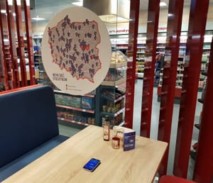 Беспроводная зарядка на станции MOYA