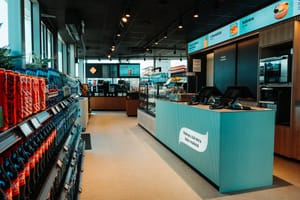 Узкие цифровые экраны в магазинах Narvesen в Литве