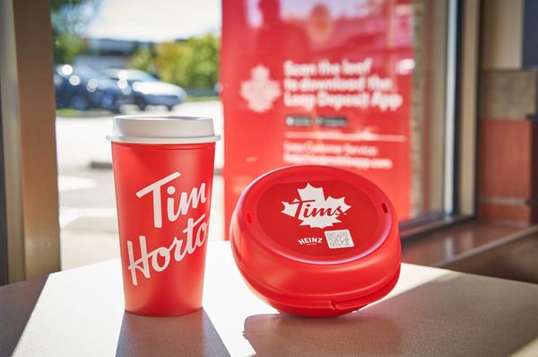 Tim Hortons использует многоразовую упаковку для напитков и продуктов