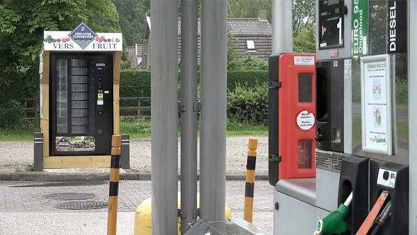 Заправиться и запастись дозой витаминов: торговые автоматы на АЗС предлагают полезные свежие фрукты