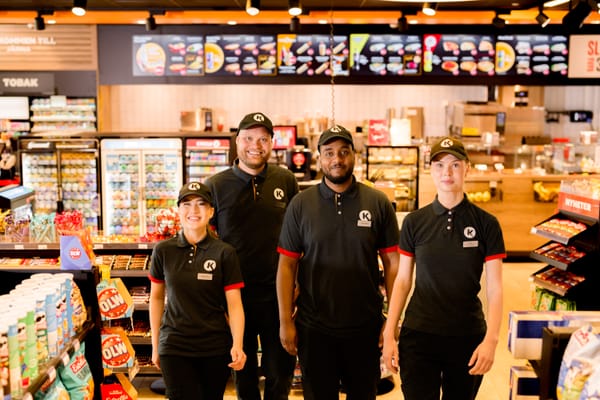 Наушники, разговоры по телефону и придирчивые вопросы — то, что сильнее всего мешает работе сотрудников АЗС