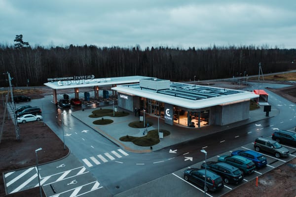 Зарядный хаб для электромобилей в Литве с логотипом Porsche на навесе