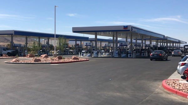 Самая большая в мире автозаправочная станцию на пути в Лас-Вегас