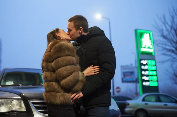 Сеть ОККО ко Дню всех влюбленных дарила скидки за поцелуи